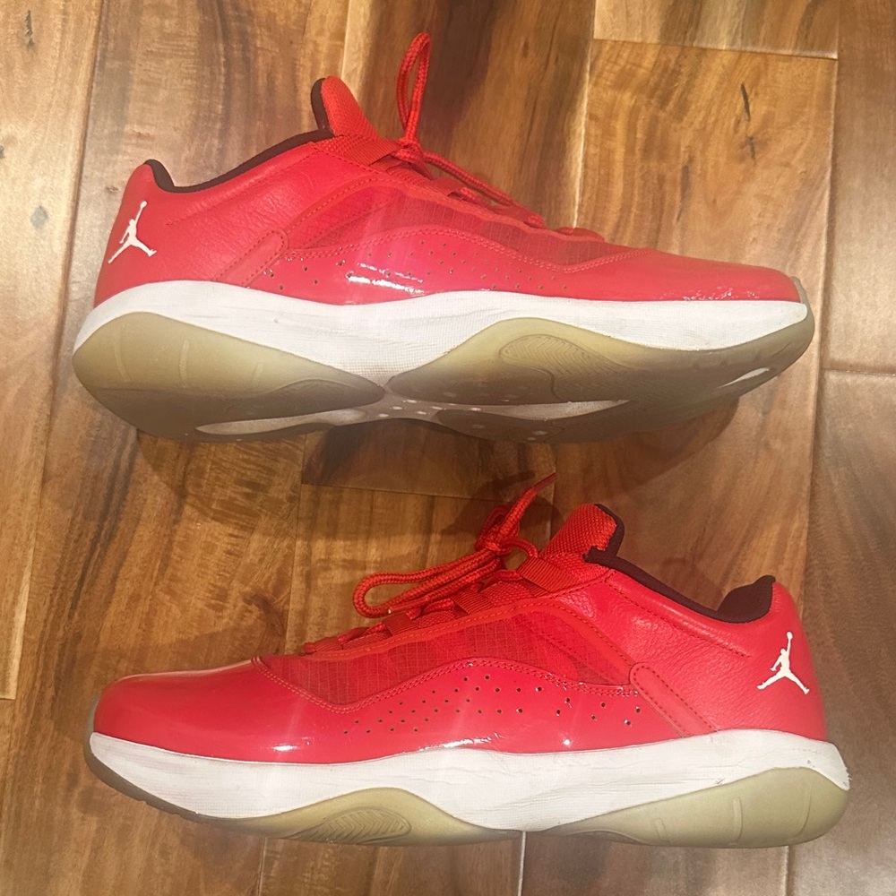 Air Jordan 11 CMFT Low University Red